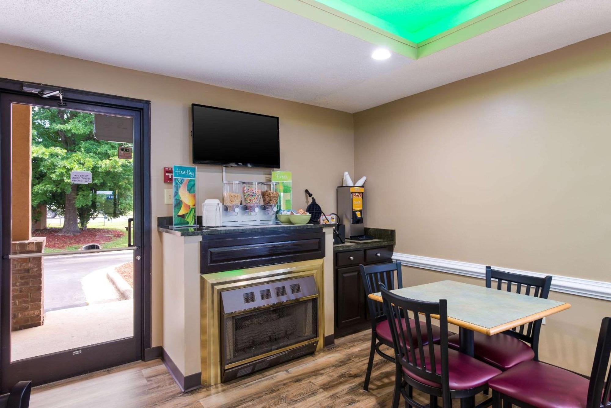 Quality Inn & Suites Rockingham Bagian luar foto