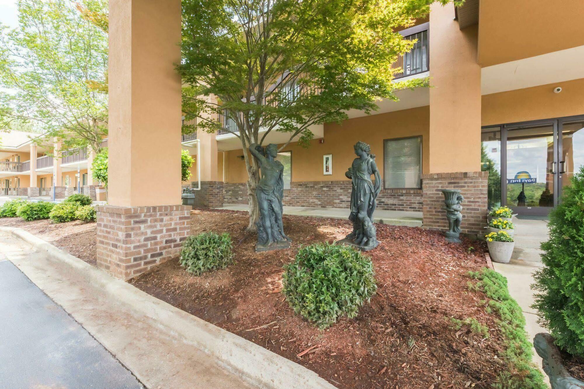 Quality Inn & Suites Rockingham Bagian luar foto