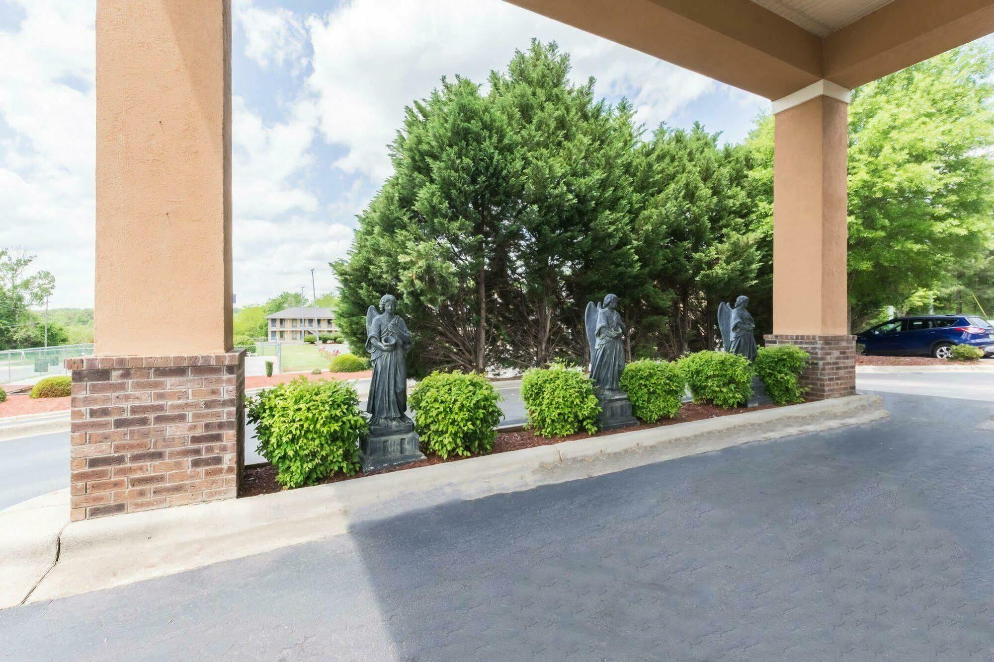 Quality Inn & Suites Rockingham Bagian luar foto