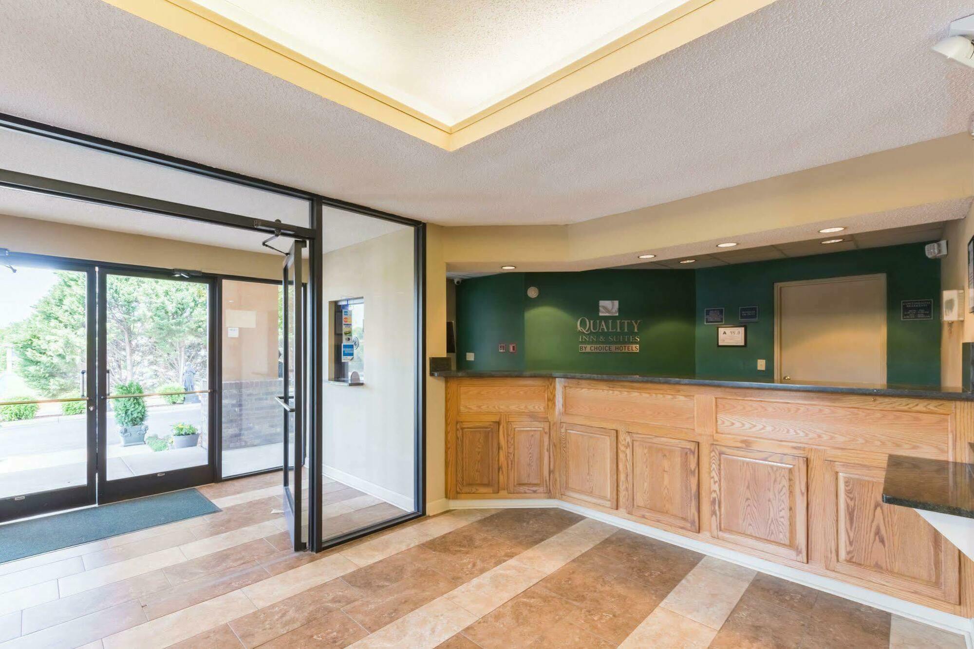 Quality Inn & Suites Rockingham Bagian luar foto