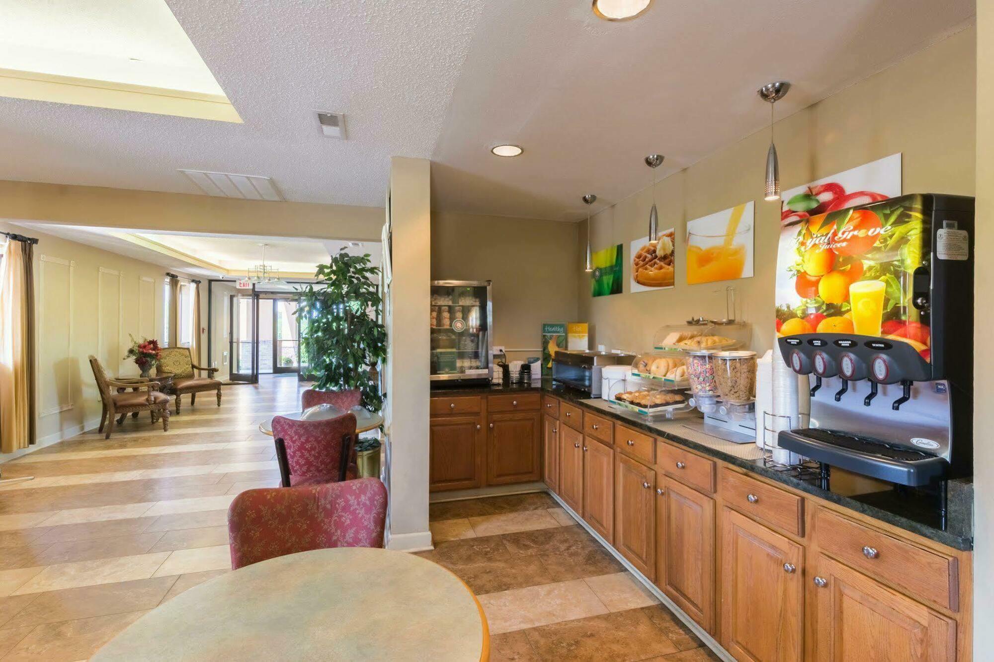 Quality Inn & Suites Rockingham Bagian luar foto