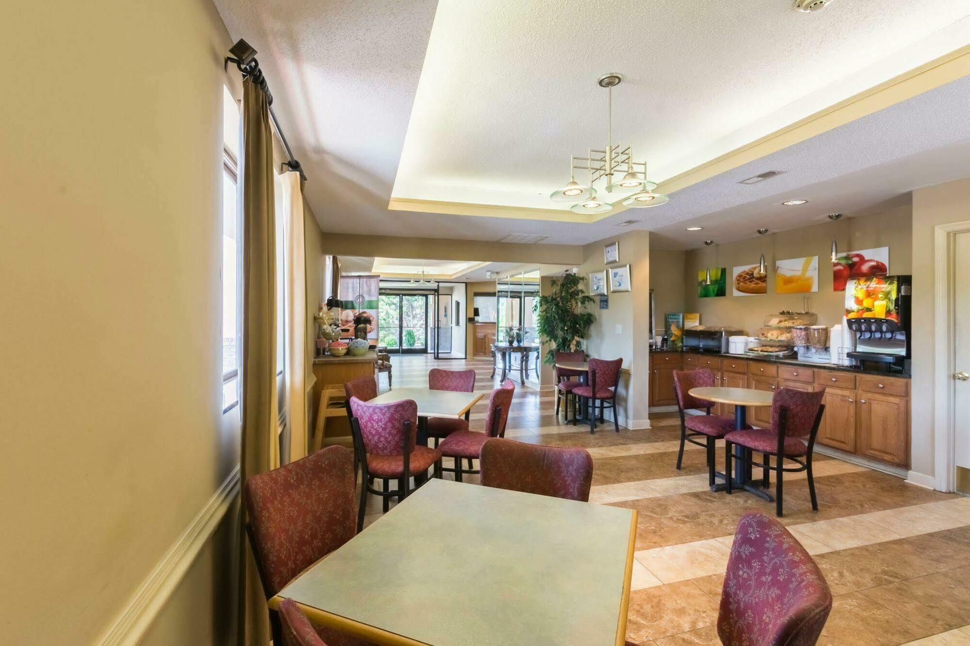 Quality Inn & Suites Rockingham Bagian luar foto