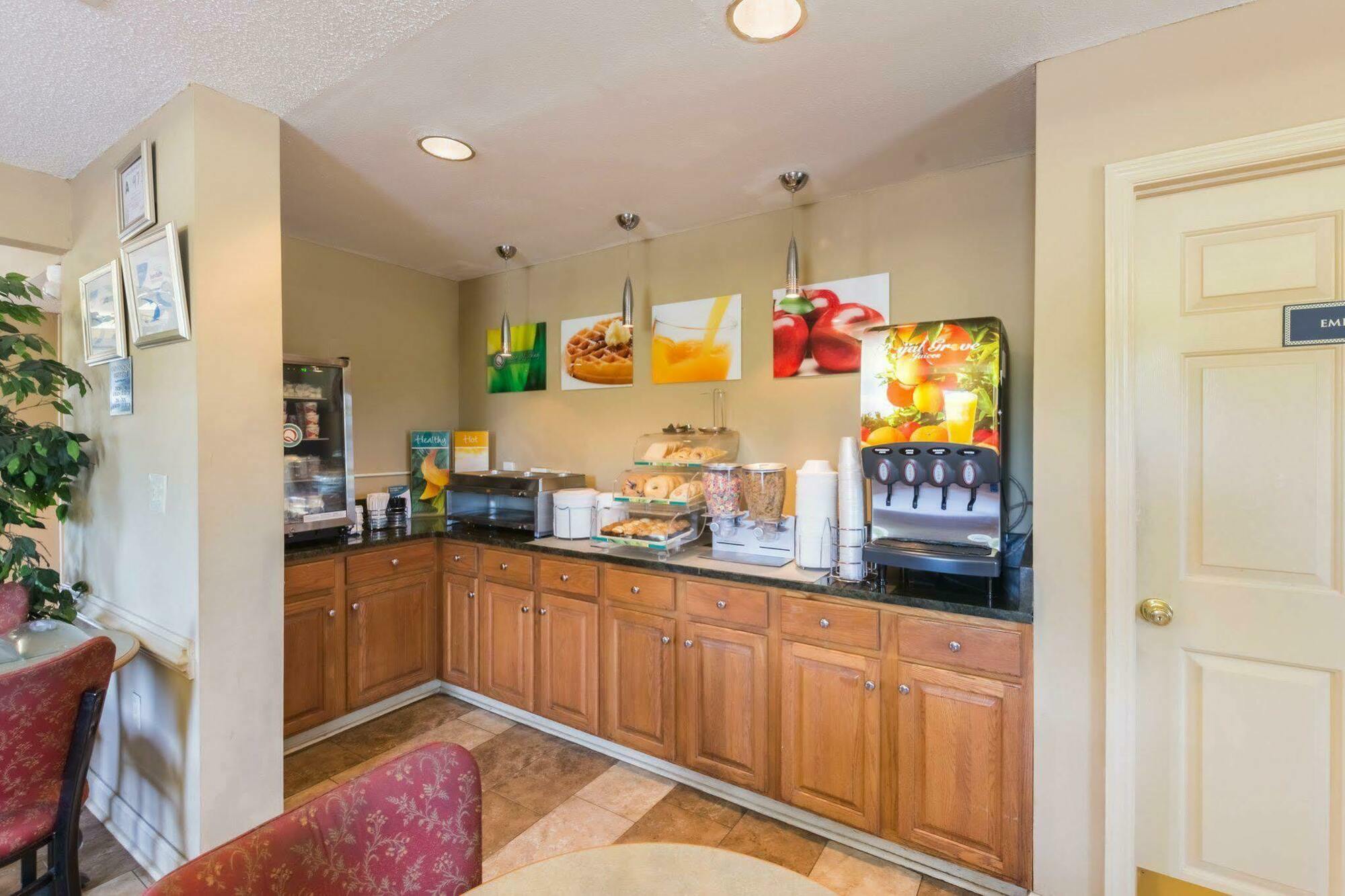 Quality Inn & Suites Rockingham Bagian luar foto